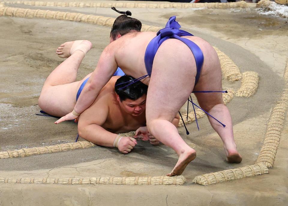 　大の里（下）が寄り切りで安青錦を下す