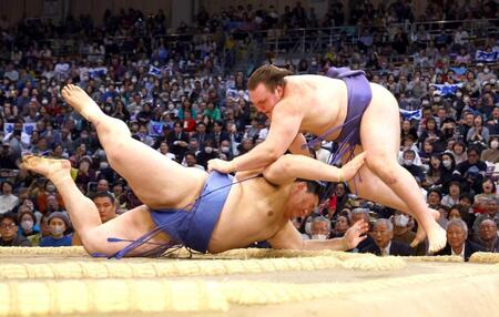 　大の里（左）は寄り切りで安青錦を下す（撮影・山口登）