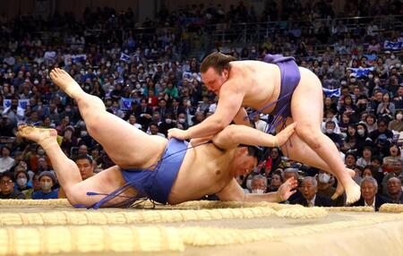 　大の里（左）は寄り切りで安青錦を下す（撮影・山口登）