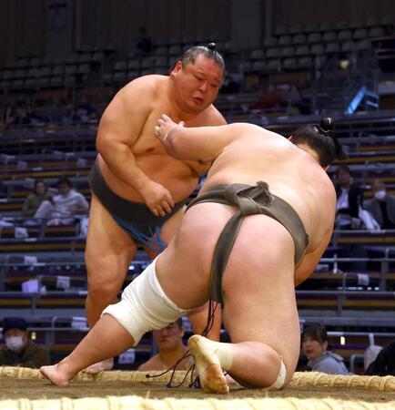 　大雷童（左）は突き落としで家の島を下す（撮影・山口登）