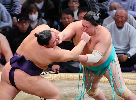 　義ノ富士（左）を攻める一山本