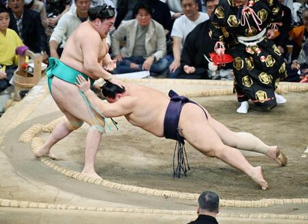 　義ノ富士（右）ははたき込みで一山本に敗れる