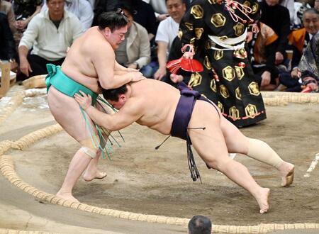 　義ノ富士（右）ははたき込みで一山本に敗れる