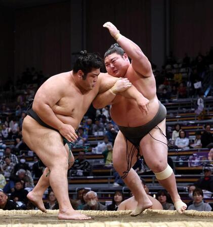 　志摩ノ海（左）は上手出し投げで大花竜を破る（撮影・山口登）