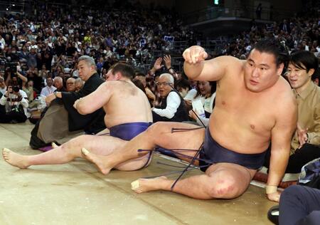 両横綱がともに敗れる波乱　大の里、豊昇龍、関脇安青錦の３人が１１勝３敗で並び千秋楽へ　場内どよめきが続く