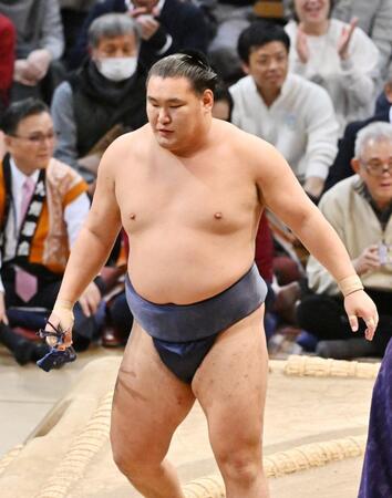 　豊昇龍は押し出しで安美錦に敗れる