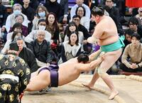 　義ノ富士（左）ははたき込みで一山本に敗れる