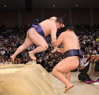 　安青錦（左）は押し出しで豊昇龍を破る（撮影・山口登）