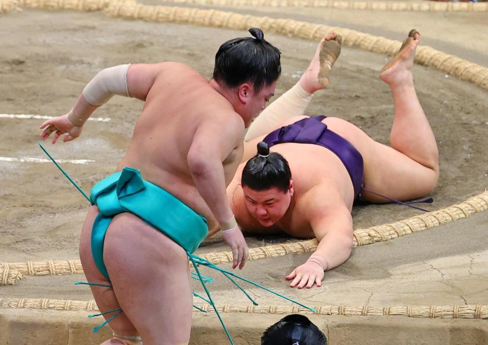 　義ノ富士（奥）がはたき込みで一山本に敗れる