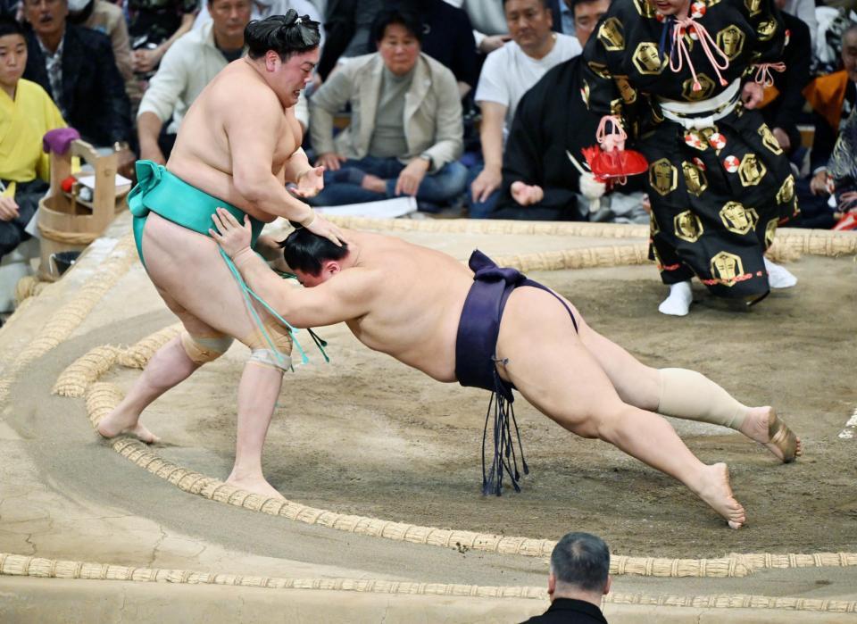 　義ノ富士（右）ははたき込みで一山本に敗れる