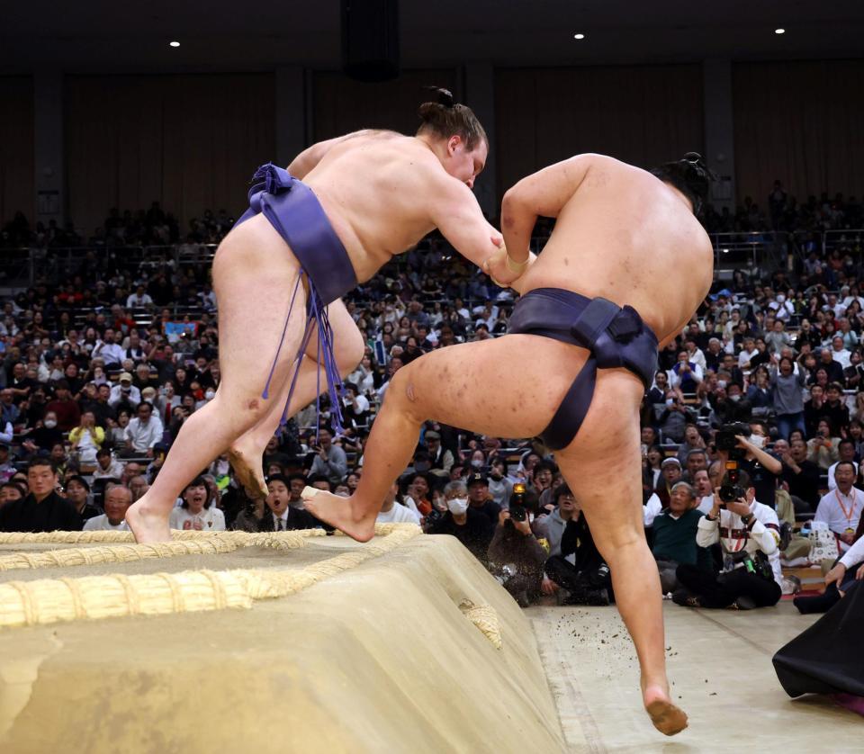 　安青錦（左）は押し出しで豊昇龍を破る（撮影・山口登）