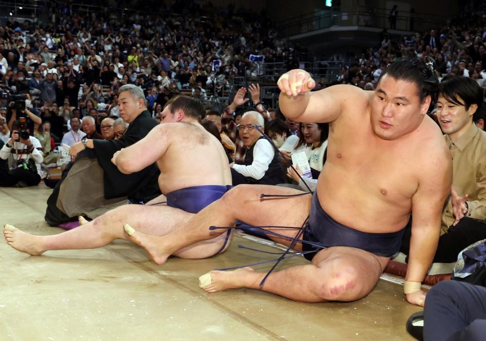 　豊昇龍（右）は安青錦に敗れる（撮影・山口登）