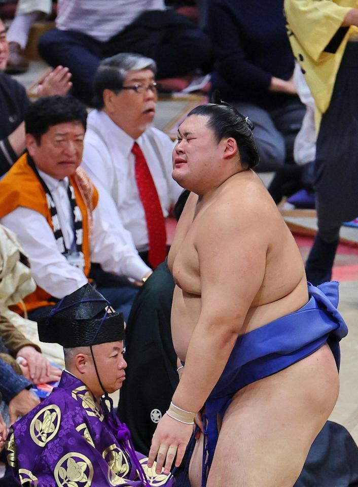 　琴桜に敗れ悔しがる大の里