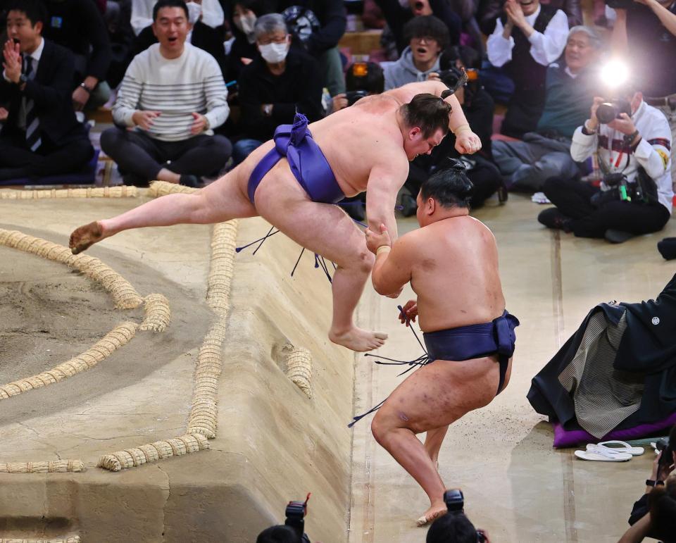 　豊昇龍（下）が押し出しで安青錦に敗れる