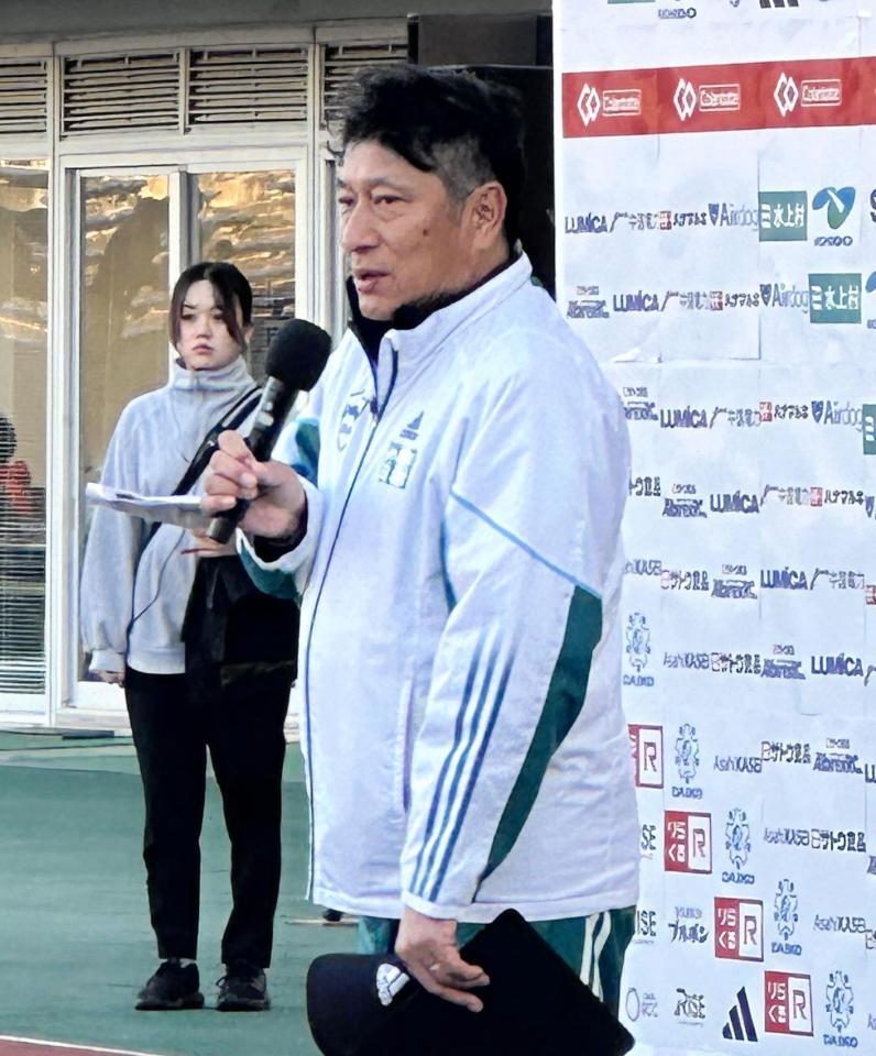 　開会式であいさつする青学大・原晋監督