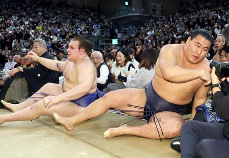 　安青錦（左）に敗れた豊昇龍（撮影・山口登）