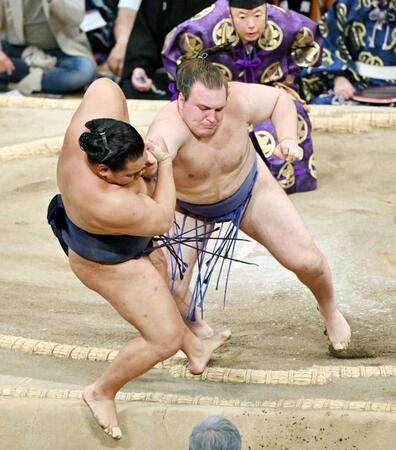 　押し出しで豊昇龍（左）を破る安青錦