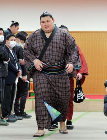 　取り組みを終え引き揚げる大の里＝２２日