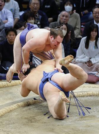 　安青錦（奥）を寄り切りで破る大の里＝２１日、福岡国際センター