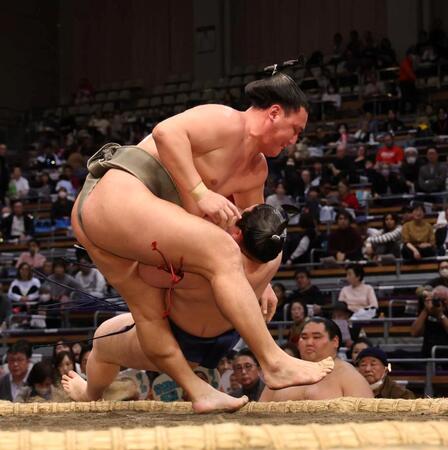 　聖白鵬（左）は上手投げで若ノ勝を破る（撮影・山口登）