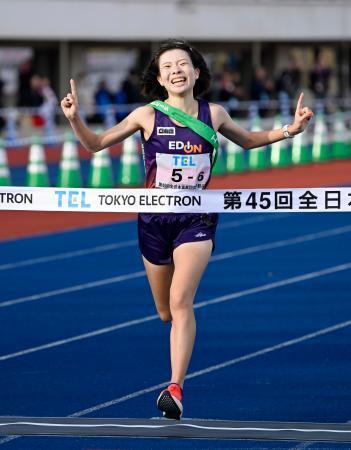 　１位でゴールするエディオンの平岡美帆＝弘進ゴムアスリートパーク仙台