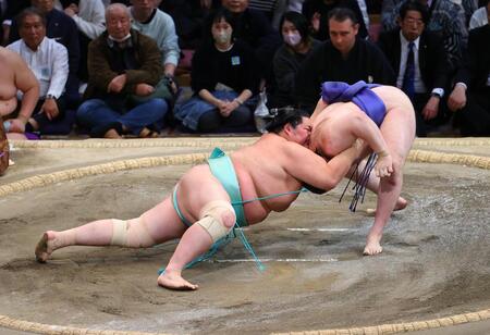 　琴桜（左）が内無双で安青錦に敗れる