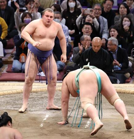 　安青錦（左）は内無双で琴桜を破る