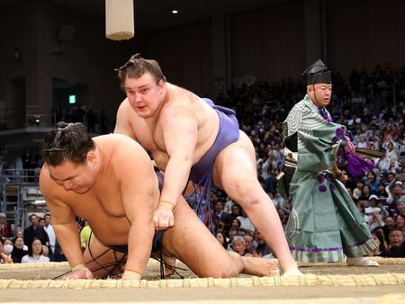 　安青錦は豊昇龍を破り優勝を決める（撮影・山口登）