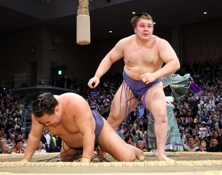 　安青錦（右）は豊昇龍を破り優勝を決める（撮影・山口登）