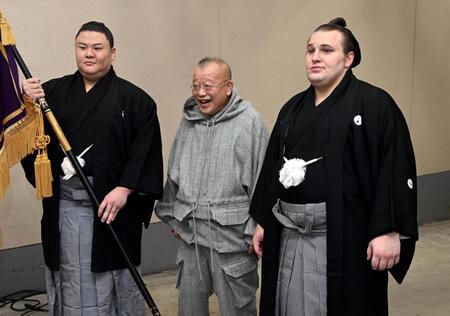 【写真】うれしそうに千秋楽を観戦する人気落語家「迫力と気迫が違う」