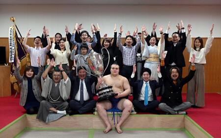 　支度部屋で賜杯を手にする安青錦