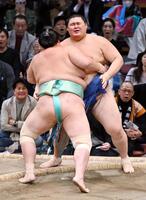 　大の里（右）は寄り切りで琴桜に敗れる