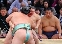 　琴桜（手前）と競り合う大の里。寄り切りで敗れる