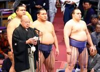 　あいさつする八角理事長（左）＝撮影・山口登