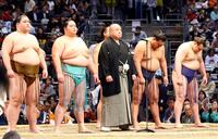 　あいさつをした八角理事長（中央）＝撮影・山口登