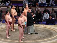 　土俵上であいさつする八角理事長（右）