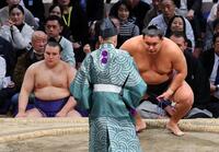 　大の里の休場により豊昇龍が不戦勝となる。左は安青錦