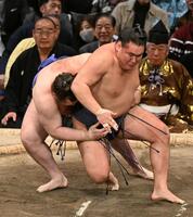 　優勝決定戦で安青錦（左）は送り投げで豊昇龍を破る
