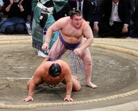 　優勝決定戦で豊昇龍（手前）を破った安青錦