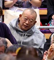 　千秋楽を観戦する笑福亭鶴瓶（撮影・山口登）