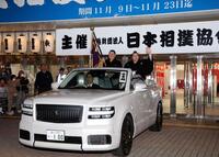 　優勝パレードに出発する安青錦（左は義ノ富士）＝撮影・山口登