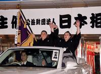 　優勝パレードに出発する安青錦（左は義ノ富士）＝撮影・山口登
