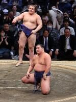 　優勝決定戦で安青錦（奥）に敗れた豊昇龍