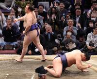 　優勝決定戦で安青錦に敗れ、悔しさをにじませる豊昇龍（右）