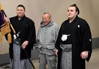 　安青錦と写真に納まる笑福亭鶴瓶（左は義ノ富士）