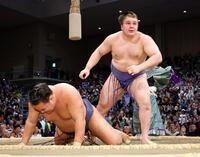 　安青錦（右）は豊昇龍を破り優勝を決める（撮影・山口登）