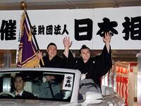 　優勝パレードに出発する安青錦（左は義ノ富士）＝撮影・山口登