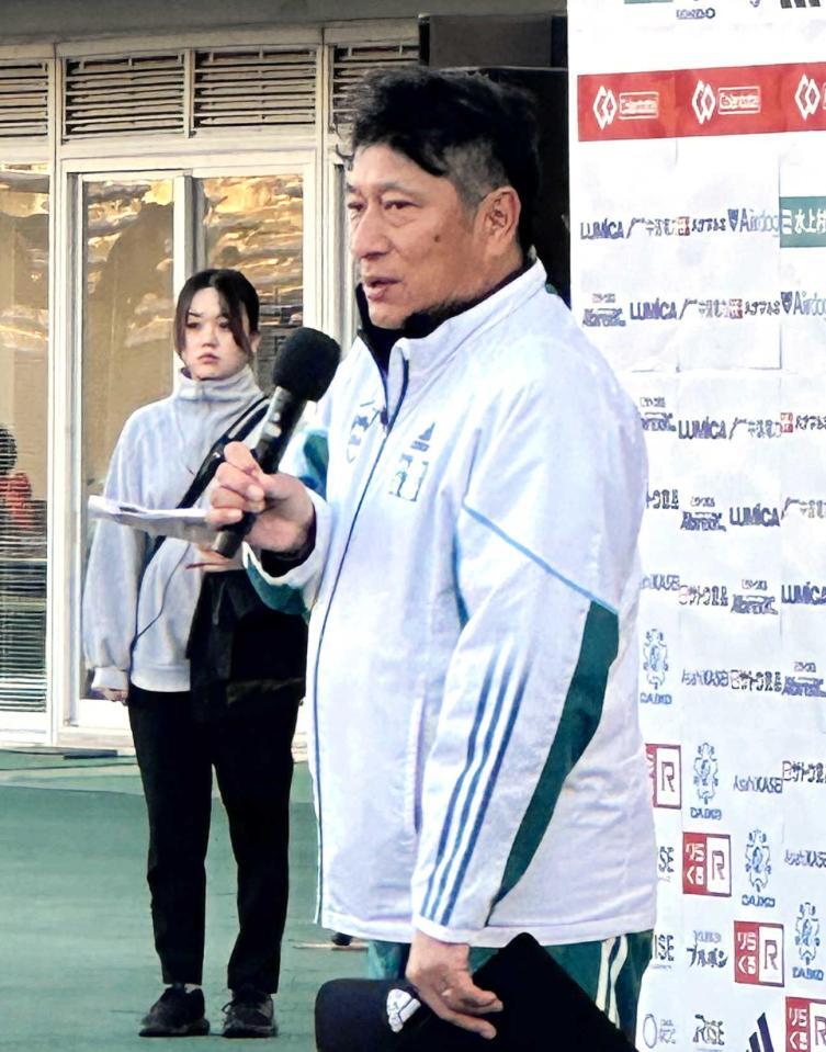 　開会式であいさつする青学大・原監督