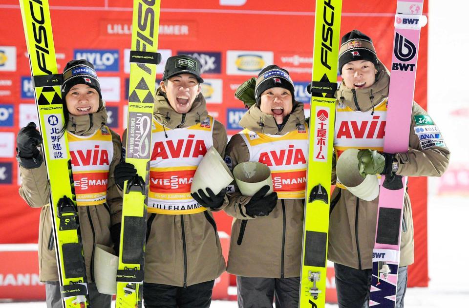 　Ｗ杯ジャンプ混合団体第１戦で優勝した（左から）丸山希、二階堂蓮、伊藤有希、小林陵侑（共同）