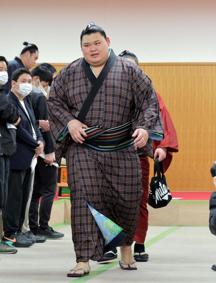 　取り組みを終え引き揚げる大の里＝２２日